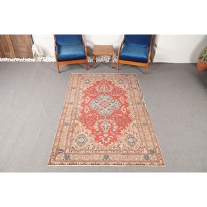 Alfombra turca vintage, alfombra de 4.8x7 pies, alfombra geométrica con detalles rojos y elementos florales. - Product Image 1