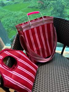 Bolso de mano de nailon reciclado de gran capacidad, respetuoso con el medio ambiente, resistente al agua, con mango suave, cierre de cremallera, patrón a rayas, logotipo personalizado - Product Image 4