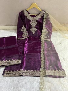 Salwar kameez de style culturel kashmiri/himachali, avec de magnifiques broderies, coupe droite, bordure design, pour femmes ou filles. - Product Image 4