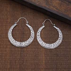Elegantes Pendientes de Aro Texturizados Estilo Boho, Pendientes de Latón Boho para Mujer, Acabado Plateado Oxidado, Aro Tribal en Forma de Media Luna para Venta al por Mayor/OEM/ODM - Product Image 4