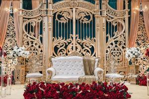 เวทีธีมมุกุฎราชย์สำหรับงานเลี้ยงฉลองสมรสของชาวมุสลิม เวทีสีทองพร้อมกรอบหน้าต่าง เวทีธีมราชวัฎาแบบดั้งเดิมสำหรับงานแต่งงานในสหราชอาณาจักร - Product Image 5