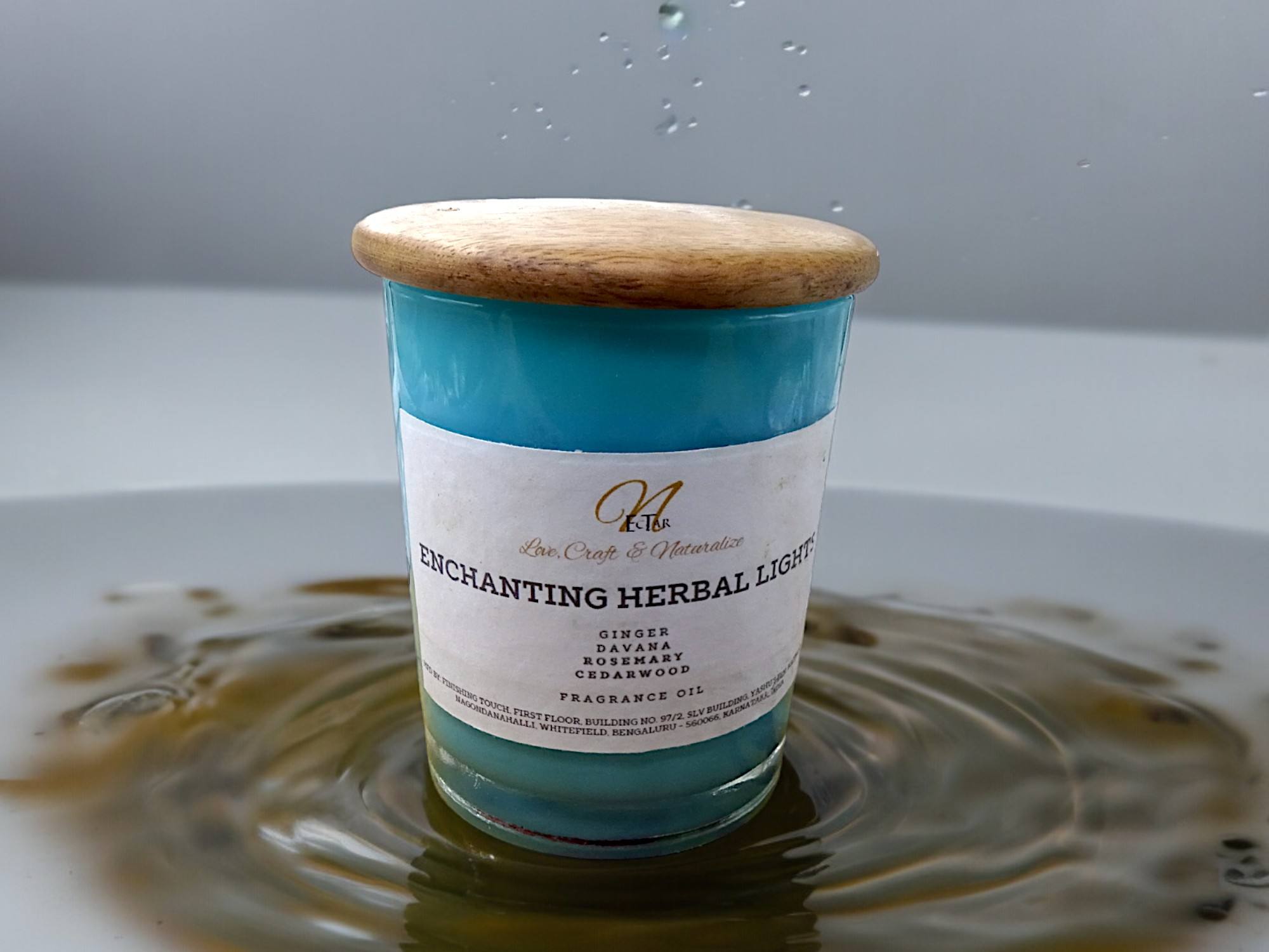 มีสีเขียวขุ่น