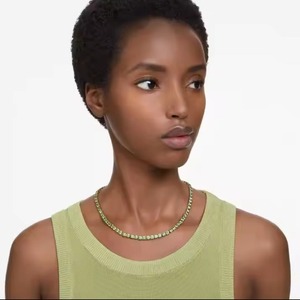 Collar DE TENIS verde de longitud media asequible, cristales redondos, acabado dorado, joyería a granel, proveedor B2B, regalo para mujer - Product Image 2