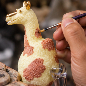 Bouteilles de parfum en verre égyptien artisanales avec des motifs d'animaux texturés comme du sable - Product Image 3
