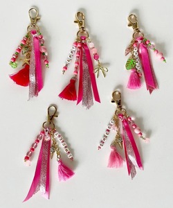 Breloques et porte-clés perlés faits à la main avec pompons et messages joyeux – Accessoire esthétique pour sac, cadeau pour femme - Product Image 4