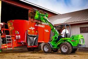 Mini-chargeur Avant 860i, capacité de 1 900 kg, flèche télescopique articulée robuste, moteur diesel certifié EPA Kohler, boîte de vitesses 2540 - Product Image 4