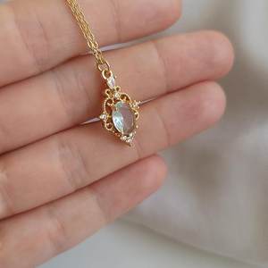 สร้อยคอเงินแท้ 925 ชุบทองประดับพลอยสีฟ้าอ่อนสไตล์วินเทจลายฉลุ พรีเมียม แนวชาติพันธุ์ ของขวัญสไตล์บริดเกอร์ตัน - Product Image 3