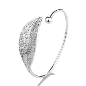 Bracciale a Polsino Regolabile in Argento Sterling Placcato Rodio Oro 14K con Foglie, Diamanti, Perle e Pietre Rubino, Bracciale Tennis a Forma di Fiore - Product Image 1