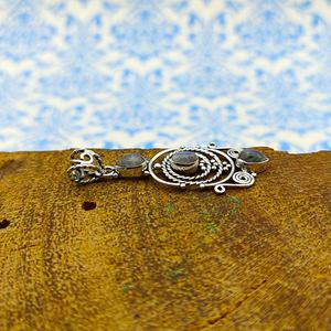 Vente en gros de pendentifs fins en argent 925 tendance pierre de lune arc-en-ciel naturelle collier à lunette en pierre multiple pour enfants direct - Product Image 3