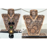 Buste de présentation de bijoux en cuir véritable de qualité supérieure fait à la main avec un support de bijoux floral sculpté pour l'affichage en salle d'exposition