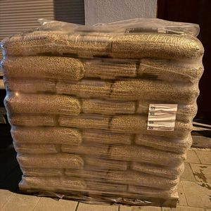 Granulés de bois mélangés, composés de bois dur et de bois tendre, pour équilibrer la chaleur et les coûts, en vente - Product Image 1