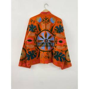 Venta al por mayor algodón Suzani chaqueta de terciopelo uzbeko bordado a mano patrón floral Unisex hecho a mano abrigo para las mujeres para la temporada de invierno - Product Image 4