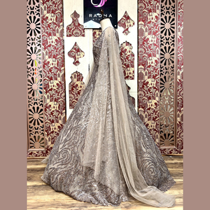 Robe de créateur en brun doré avec beats lourds et paillettes pour les soirées, réceptions et événements festifs en Inde en gros - Product Image 3