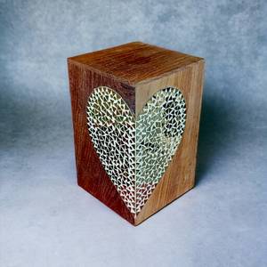 Crémation en bois artisanale belle urne pour cendres humaines grand demi-coeur Lippan Art Design urnes pour cendres humaines - Product Image 3