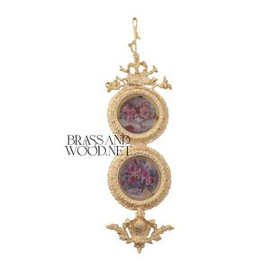 Cadre mural orné en laiton doré avec double porcelaine floral fait à la main décoration vintage design en laiton de luxe pour intérieurs - Product Image 1