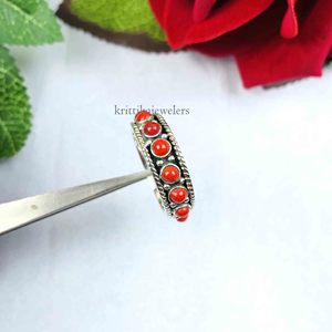 Anillo Unisex de Plata de Ley 925 de Krittika Jewelers con Gema de Coral Natural en Engaste de Bisel, Estilo Bohemio, para Aniversario de Bodas - Product Image 2