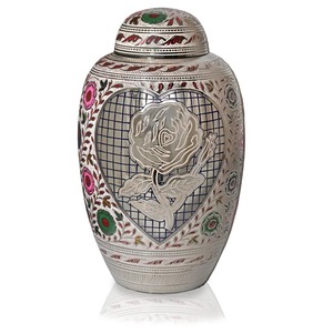 Urne de crémation en laiton gravée de fleur de cœur, Design moderne, Vintage, faite à la main, cendres funérailles, urne de qualité supérieure - Product Image 1
