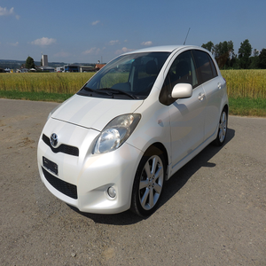 Utilisé pour Toyota Yaris avec sièges en cuir de direction gauche en bon état - Product Image 1