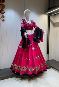 Nouvelle collection exclusive de tenues traditionnelles pour le Navratri, comprenant un lehenga choli imprimé, coupe ajustée, longueur au sol, en pur coton Khadi. - Product Image 4