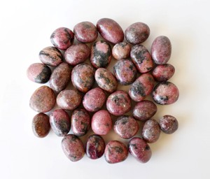 Piedra de Rodonita Pulida, Ecológica, Ovalada, Proveniente de la India, para Regalos, Manualidades y Decoración del Hogar - Product Image 1