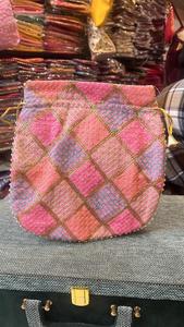 Cheques bordados tradicionales Potli de seda con asa de perla Forro de algodón Boda Fiesta de noche Bolsa de uso étnico - Product Image 4