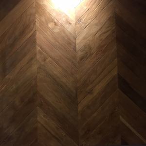 PANGESTU Muria, parquet en chêne recyclé massif au design moderne, écologique, motif chevron classique, finition naturelle, utilisation hôtelière - Product Image 2