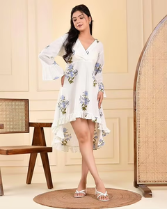 Elegante vestido de seda crepé con estampado floral blanco con dobladillo alto y mangas de campana fluidas para elegantes trajes de verano - Product Image 1