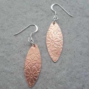 Impresionantes pendientes de cobre hechos a mano con pulido antiguo de trabajo tribal y estilo perfecto para eventos festivos - Product Image 5