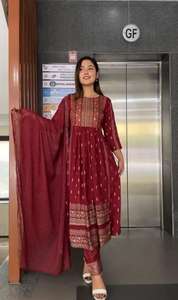 Vestido tradicional de alta calidad de 3 uds. Nuevo diseñador Party Wear Look Nyra cut Top-Dupatta para mujeres y niñas a precio mayorista - Product Image 2