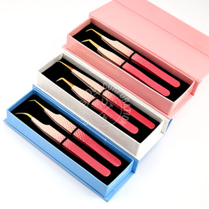 Pince à cils de haute qualité avec poignée diamantée légère, isolation incurvée classique, couleur rose, pointe en fibre antidérapante - Product Image 1