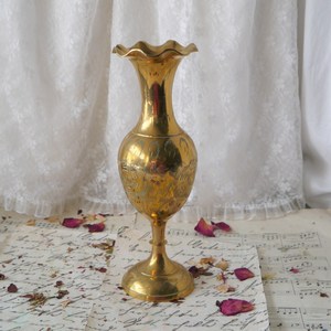 Florero de metal de diseño martillado a mano de calidad superior para decoración tradicional y étnica del Hogar disponible a un precio razonable - Product Image 1