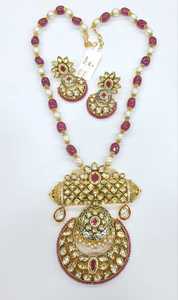 Élégant collier à pendentif Kundan serti de pierres vertes et de boucles d'oreilles assorties pour femmes, parfait pour les occasions traditionnelles - Product Image 2