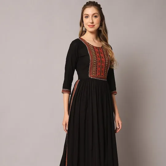 Motifs Ethniques Yoke Design Miroir Travail Plissé Kurta & Pantalon Avec Dupatta Produit Fait Main En Vrac Personnalisé