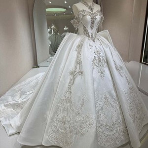 Robe de mariée exclusive DW0200 moderne en satin ivoire, coupe cœur, avec traîne chapelle et appliques florales en dentelle - Product Image 2