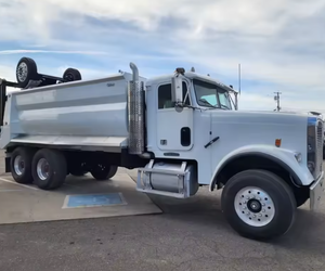 La mejor calidad!! Camión Volquete Usado Freightliner FLD120 de Tres Ejes - Motor Cummins, Manual, Volquete de 17', LISTO PARA ENVIAR a Todo el Mundo con GARANTÍA - Product Image 1