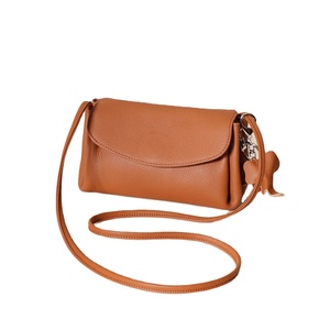 Sacs à bandoulière en cuir véritable de haute qualité avec logo personnalisé pour femmes, sac à bandoulière avec fermeture éclair et ouverture - Product Image 1