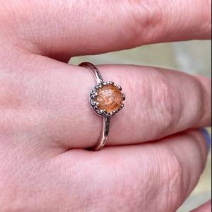 แหวนเงินแท้ 925 ประดับซันสโตนแท้ขนาด 10 มม. ดีไซน์คลาสสิก คุณภาพดีเยี่ยม ขอบเรียบหรู งานแฮนด์เมด - Product Image 4