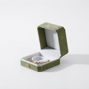 Boîte à bijoux octogonale en velours vert, intérieur en similicuir blanc, pour bracelets et montres, vente en gros - Product Image 1