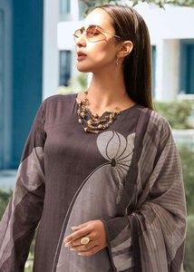 ชุดสูทสไตล์ชาติพันธุ์ทรงตรงสีสันสดใส พร้อมงานปักละเอียดและผ้าคลุมไหล่พิมพ์ลายขอบหยัก - Product Image 3