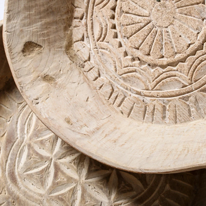 Plateau décoratif rond en teck sculpté avec poignée, base solide, taille 14x14x8 pouces, 4,5 kg - Product Image 2