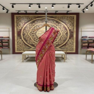 Sari en soie douce VASTRA COTTAGE avec tissage jacquard Zari, bordure Meena, Butti Zari argent et or et glands, avec chemisier assorti - Product Image 6