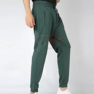 Pantalons de survêtement pour hommes très demandés avec un matériau durable et un design extensible pour le fitness et l'utilisation en plein air - Product Image 3