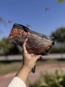 Bolso de Mano Tipo Clutch de Piel de Vaca con Diseño Western, Cartera Negra con Grabado y Pelo en la Piel - Product Image 2