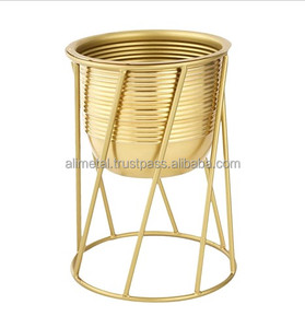 Maceta moderna de hierro en color negro-dorado para granja, balcón, jardín, decoración interior y exterior - Product Image 4