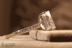 Anillo de compromiso de moissanita con corte esmeralda y halo oculto, engaste de púas, estilo adorable para mujer - Product Image 3