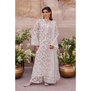Ensemble de vêtements pour femmes BATIK-3PC, chemise en lawn brodée Schiffli, dupatta en organza brodée, pantalon imprimé - BIC-015 - Product Image 2