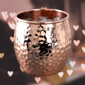 Mule élégante en cuivre martelé écologique avec poignée pour cocktails et boissons rafraîchissantes - Product Image 4