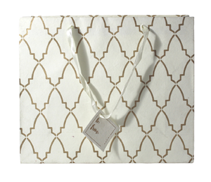 Precioso papel hecho a mano de algodón reciclado Premium con estampado dorado metálico alrededor de la bolsa de asas de cinta de satén a juego - Product Image 3