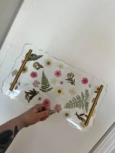 Plateau polyvalent en résine de conception de luxe avec poignée dorée Plateau de service durable et décoratif pour table à manger à la maison - Product Image 4