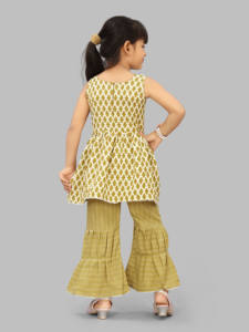 Ensemble Kurti Palazzo traditionnel pour filles Shoryam Fashion |   Pantalon palazzo évasé sans manches à séchage rapide imprimé |   Vêtements de fête décontractés pour enfants - Product Image 2